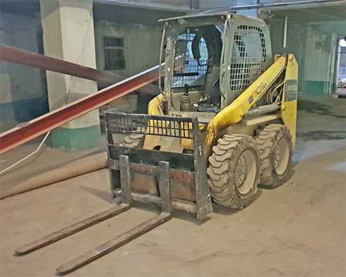 Gul kompaktlastare Wacker Neuson 701S stulen i Täby